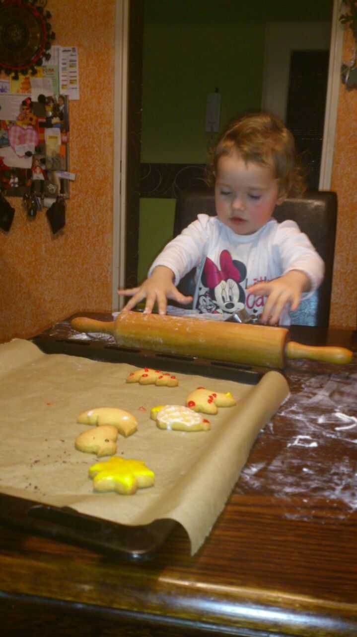 Bild eines Kindes beim Backen